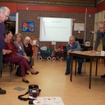 Mari van Heumen, bestuurslid EHBO-vereniging Damiaan, laat de werking van een AED zien.